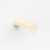 FSB 8460 Mantelhaken in Les Couleurs® Le Corbusier® Blanc, freigestellte Produktansicht.