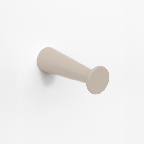 FSB 8460 Mantelhaken in Les Couleurs® Le Corbusier® Ombre Naturelle Clair, freigestellte Produktansicht.