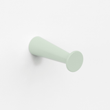 FSB 8460 Mantelhaken in Les Couleurs® Le Corbusier® Vert Anglais Pâle, freigestellte Produktansicht.