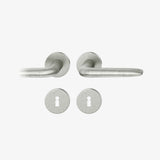 FSB 1292 Drückergarnitur von Foster + Partners mit Rundrosetten in Aluminium Pure 0013, freigestellte Produktansicht.